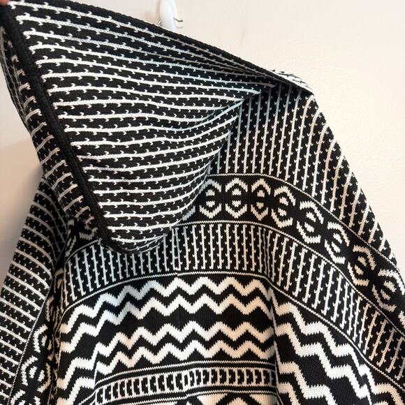 White House Black Market Boho Geo Hooded Knit Poncho Black White Size XSP/SP - Picture 8 of 11